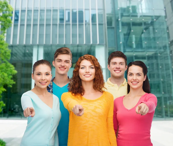 Gruppo di adolescenti sorridenti sullo sfondo della città — Foto Stock