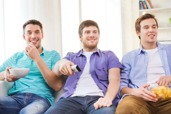 Happy male friends watching tv at home — Stock Photo, Image