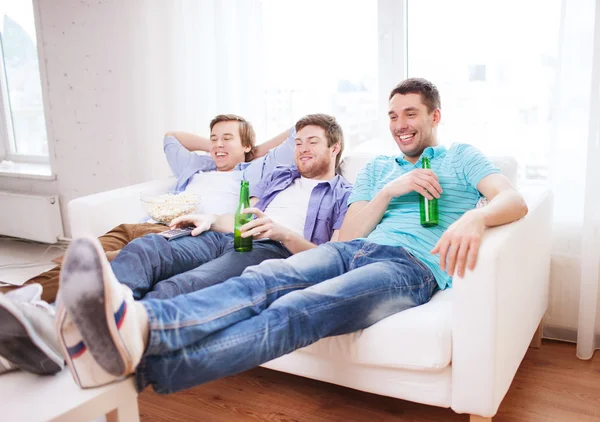 Feliz macho amigos con cerveza viendo tv en casa —  Fotos de Stock