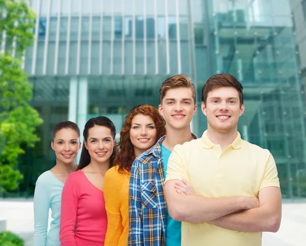 Grupo de adolescentes sonrientes sobre el fondo de la ciudad — Foto de Stock