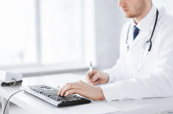 Male doctor typing  on the keyboard — Stock Photo, Image