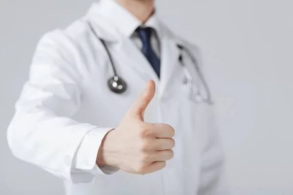 Männliche Arzthand zeigt Daumen nach oben — Stockfoto
