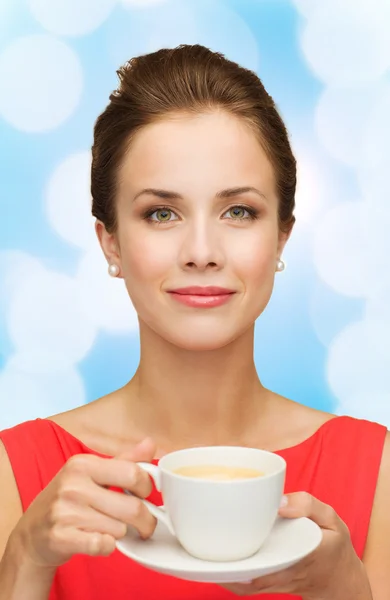 Donna sorridente in abito rosso con tazza di caffè — Foto Stock