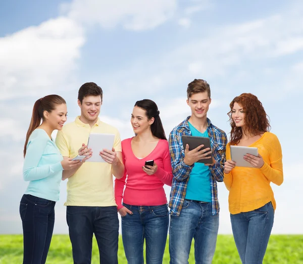 Group of teenagers with smartphones and tablet pc — Stock Photo, Image