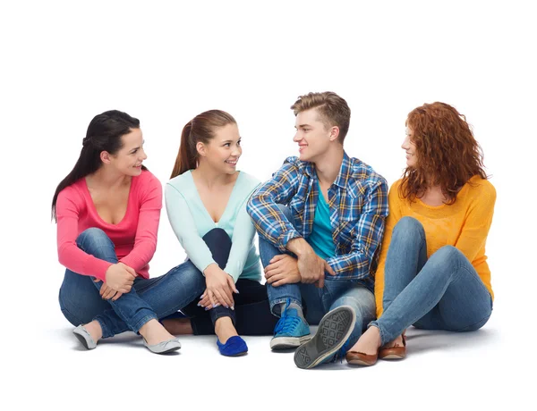 Grupo de adolescentes sonrientes — Foto de Stock