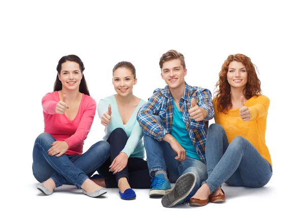 Groep van lachende tieners tonen duimen omhoog — Stockfoto