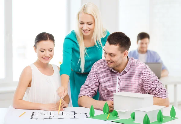 Lächelnde Architekten im Büro — Stockfoto