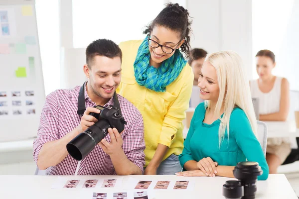 Uśmiechający się zespół z aparat fotograficzny, praca w biurze — Zdjęcie stockowe