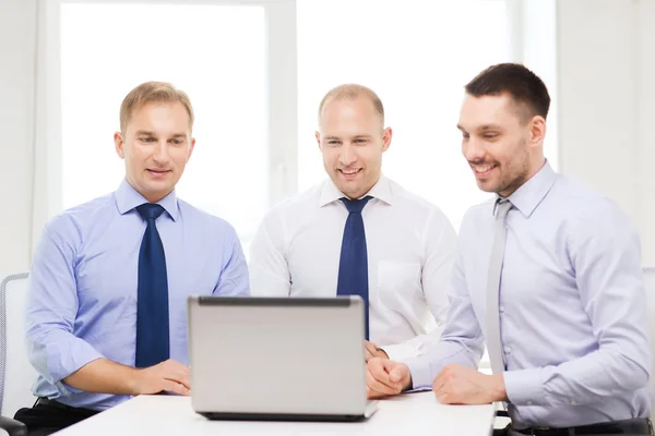 Equipo de negocios trabajando con el ordenador portátil en la oficina — Foto de Stock