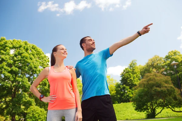 Zwei lächelnde Menschen im Freien — Stockfoto