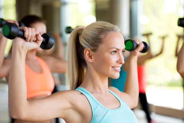 Groupe de femmes avec haltères dans la salle de gym — Photo