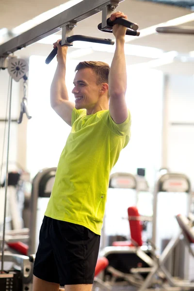Homme souriant faisant de l'exercice en salle de gym — Photo
