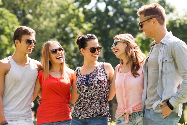 Groep vrienden buitenshuis glimlachen — Stockfoto