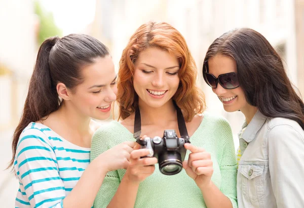 Sorridente adolescentes meninas com câmera — Fotografia de Stock