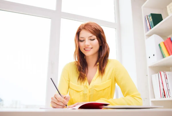 Glimlachende zakenvrouw of student met tablet pc — Stockfoto