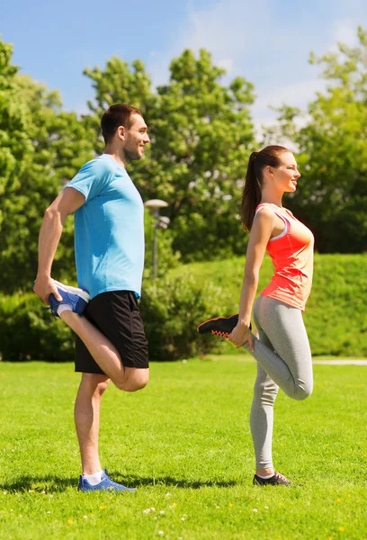 Smiling couple stretching outdoors Stockfoto