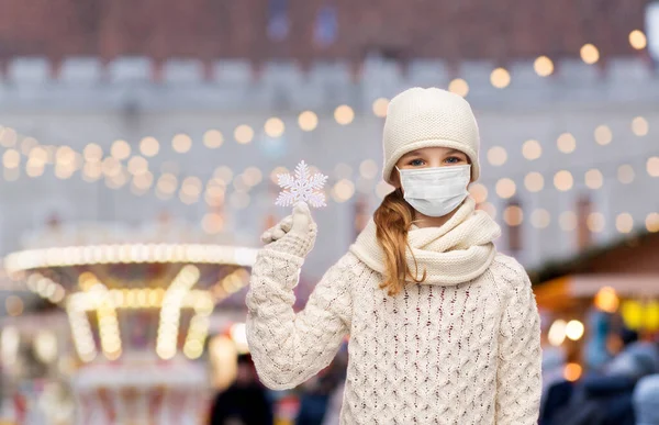 Fille en masque avec flocon de neige sur le marché de Noël — Photo