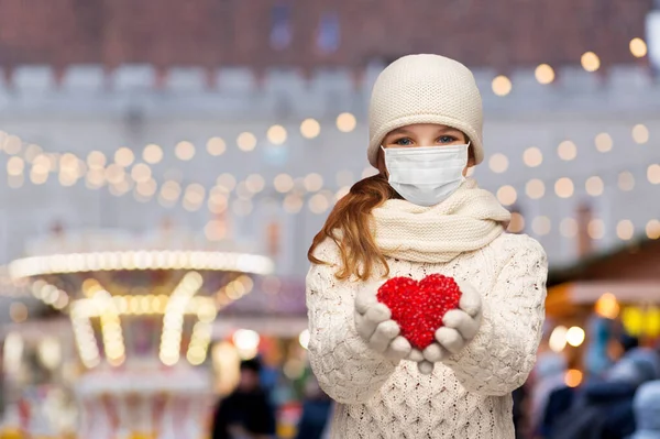 Lány maszk szív a karácsonyi piacon — Stock Fotó