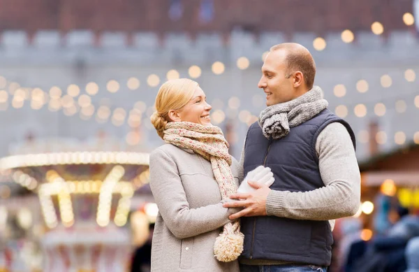 Gelukkig paar op kerstmarkt — Stockfoto
