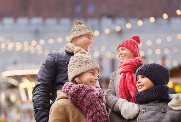 Noel 'de dışarıda çocuklu mutlu bir aile. — Stok fotoğraf