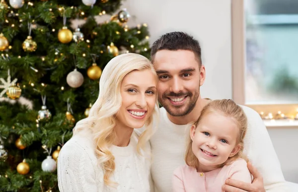 Glückliche Familie zu Hause über dem Weihnachtsbaum — Stockfoto