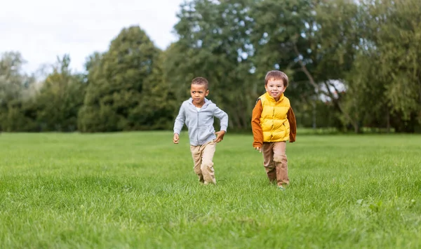 公園を走っている幸せな少年たち — ストック写真