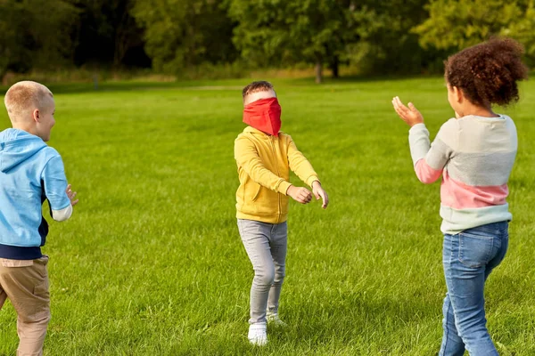 Enfants heureux jouer et courir au parc — Photo