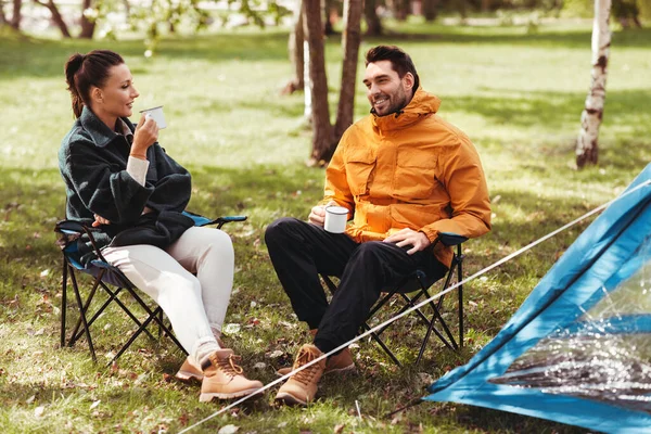 Casal feliz beber chá no acampamento tenda — Fotografia de Stock