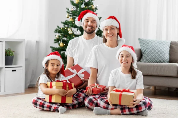 Счастливая семья открытие рождественских подарков на дому — стоковое фото