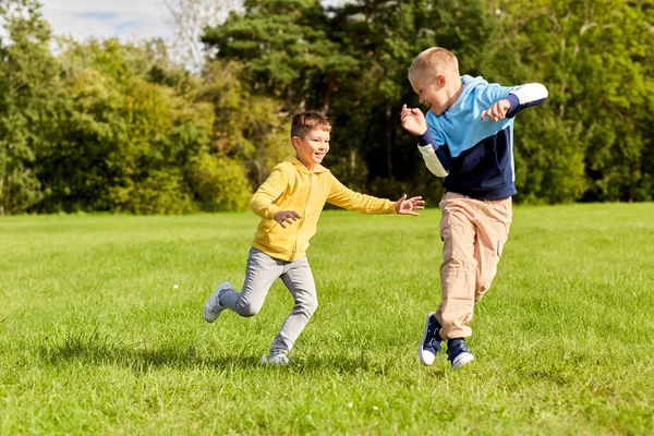 Zwei glückliche Jungen spielen Tag Game im Park — Stockfoto