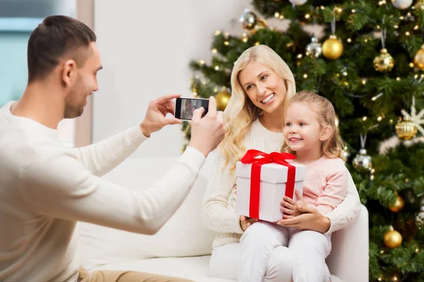 随着智能手机在圣诞节家庭拍照 — 图库照片