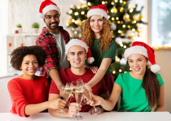 Feliz equipo celebrando la Navidad en la fiesta de la oficina — Foto de Stock