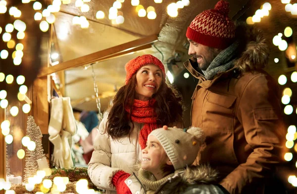 Щаслива сім'я на різдвяному ринку в місті — стокове фото