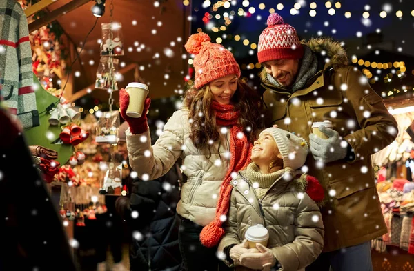 Семья с напитками на рождественском рынке — стоковое фото