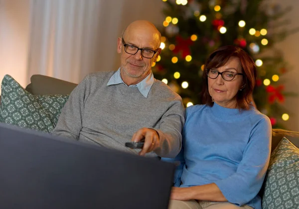 Senioren paar kijken tv thuis op kerst — Stockfoto