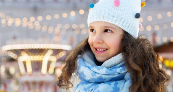 Portret van gelukkig meisje op kerstmarkt — Stockfoto