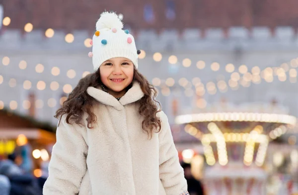 Heureuse petite fille sur les lumières du marché de Noël — Photo