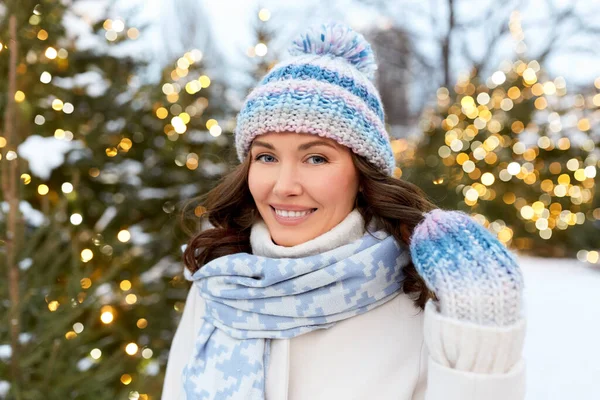 Donna felice che cammina nella città di Natale in inverno — Foto Stock