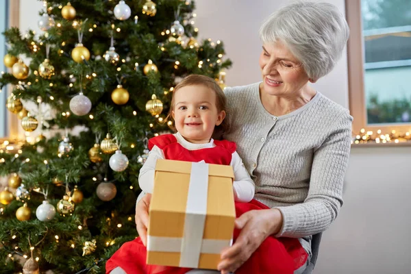 Avó e bebê menina com presente de Natal — Fotografia de Stock