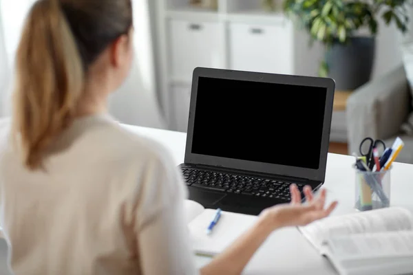 Student mit Laptop hat Videoanruf zu Hause — Stockfoto