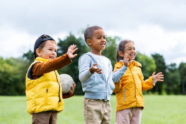 Bambini felici con pallone da calcio al parco — Foto Stock