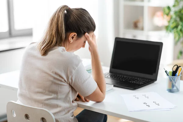 Vermoeide leraar met laptop met hoofdpijn thuis — Stockfoto