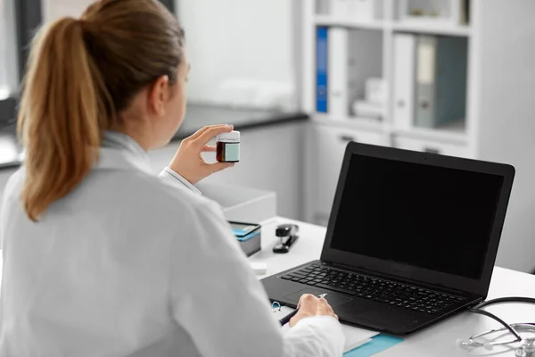 Médico com laptop ter chamada de vídeo no hospital — Fotografia de Stock