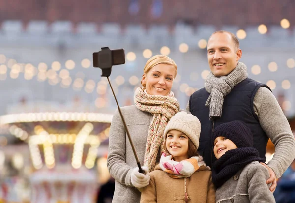 Familia feliz tomando selfie en el mercado de Navidad —  Fotos de Stock