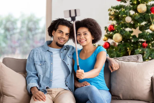 Feliz pareja tomando selfie en casa en Navidad — Foto de Stock