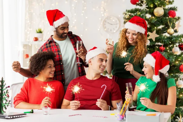 Szczęśliwy zespół o przyjęcie świąteczne w biurze — Zdjęcie stockowe