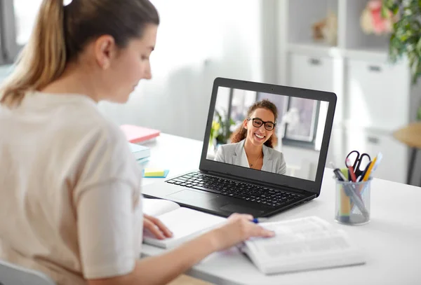 Student woman with laptop having online class — Stock Photo, Image