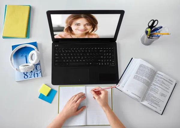 Mãos de estudante com professor na tela do laptop — Fotografia de Stock