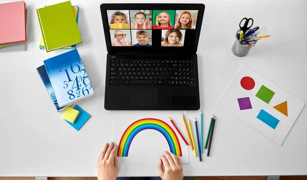 Händer student med bärbar dator som har online-klass — Stockfoto