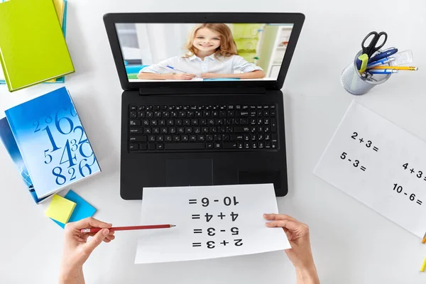 Руки учителя, имеющего онлайн класс на ноутбуке — стоковое фото